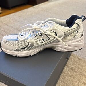 NEW - New Balance Unisex Sneakers (Women’s 10 Men’s 8 1/2)